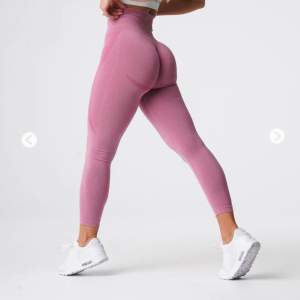 Säljer ett par jättesöta & sköna pastel pink contour seamless leggings från nvgtn, sparsamt använda i storlek Xs. Kan fraktas eller mötas upp! 