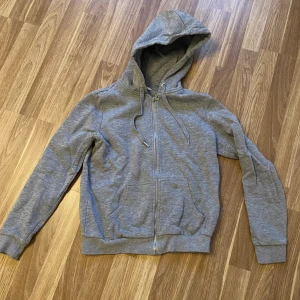 Grå huvtröja - Grå huvtröja, fint skick 💞