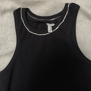 Linne nly trend - Unikt linne med strass detaljer runt halsen i strl XS! Passar xs-s!🥰 inga defekter ❤️ så snyggt till vardags elr till fest! Går inte att få tag på längre 💕