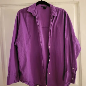 Skjorta - Lila skjorta i storlek xs, oversized. Använd 1 gång