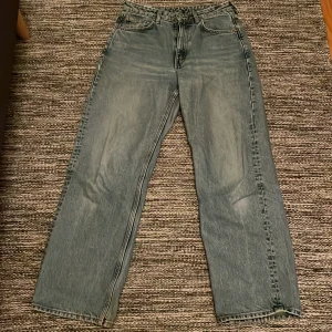 Weekday jeans  - Ett par Float jeans i väldigt bra skick. På lappen därbak är weekday märket dock borta. 