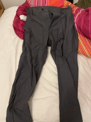 Mörk blåa linne byxor - Fint skick och riktigt sköna. Säljer för passar inte riktigt min stil längre🥲