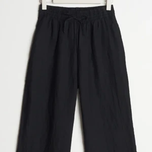 Linnebyxor  - Säljer ett par svarta as sköna linnebyxor, dem är i väldigt bra skick, hör av er till mig vid frgor eller köp, köparen står för frakt🫶🏻🤍