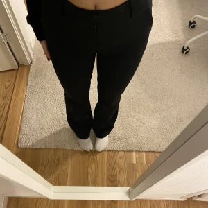 Kostymbyxor BikBok - Super snygga kostymbyxor från bikbok med bootcut i storlek 34! Är 168 och passar mig super bra i både längd och midja💕Fler bilder och/eller frågor (diskussion kring pris) osv = dm! Nypris 400kr säljer för 200 + frakt, inte alls använda, som nya!🫶🏼