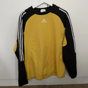 Adidas tröja - Lite sliten men köpt second hand så den ska ha den känslan lite. Storlek M men snygg som oversized på en XS/S