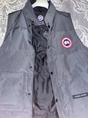 Canada goose väst  - Hej jag säljer min fräscha canada goose väst använd 5-6 gånger vill sälja pga för stor, storlek S och fräsch, dma för fler bilder och mer information!