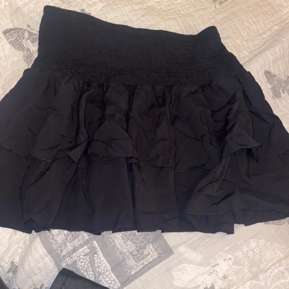 En svart kjol ifrån shein,andvänd få gånger,väldigt Stretchit material,priset är diskuter bart. Kjolar.