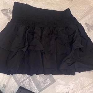 En svart kjol ifrån shein,andvänd få gånger,väldigt Stretchit material,priset är diskuter bart