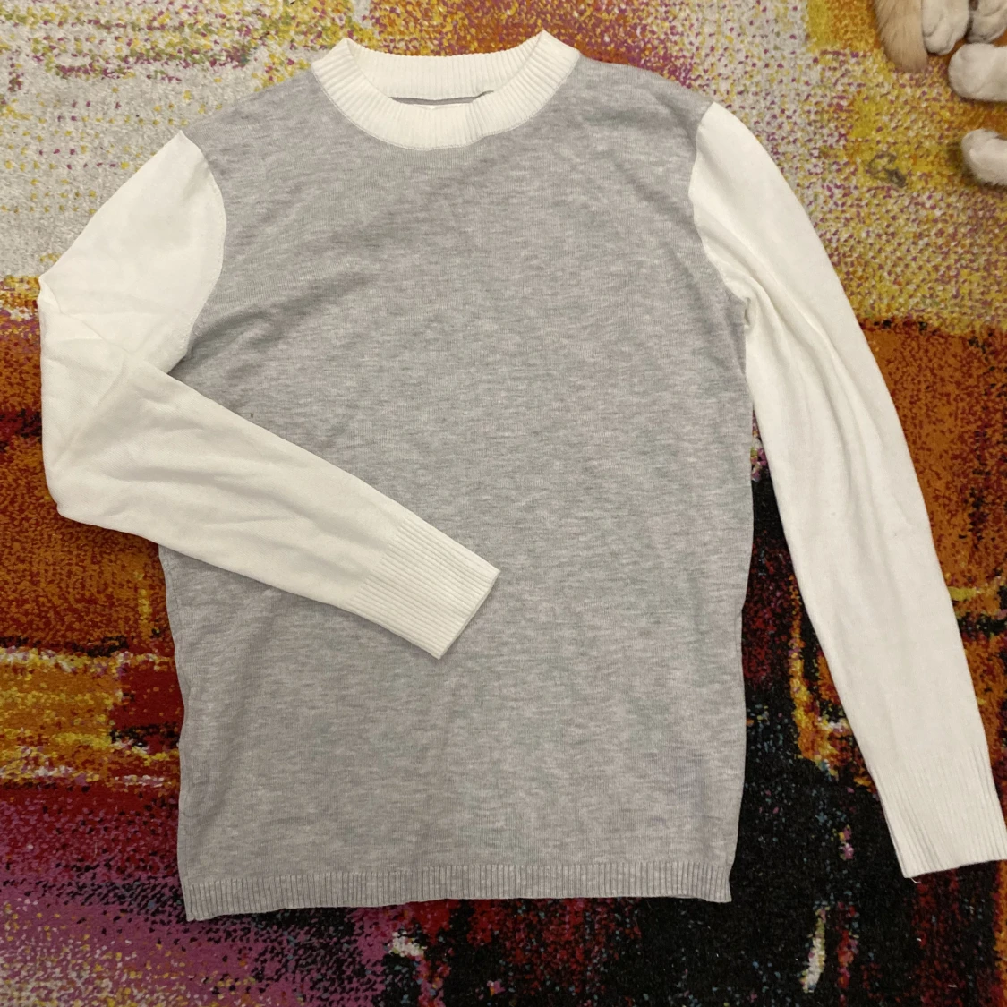 Grå tröja med vita ärmar - 91