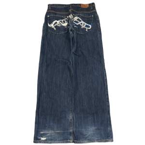 Vintage baggy jeans från märket Rocawear. Storlek 32x34. Fri frakt, använd gärna köp nu!
