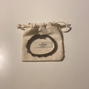 Valentino armband - Intressekoll på mitt svarta valentino armband som jag ej använder längre. Det är ganska så väll använt men fortfarande mycket kvar att ge. 