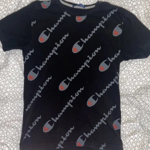 Svart ”Champion” T-Shirt - Svart Champion Tischa. Storlek L. Knappt använd, inga märken/hål/smuts och kvaliten är väldigt bra. Kunden betalar frakten 😚.