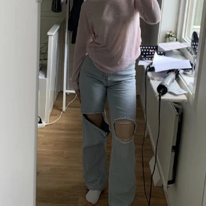 jeans  - Ett par fina blå jeans med hål/slitningar på knäna, passar längd mässigt mig som är 162 (de är lite långa så som jag vill ha mina jeans) 
