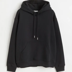 Svart hoodie - Säljer denna hoodie från hm, använd 1 gång💓Nypris är 200kr☺️💞💞💞Fri frakt