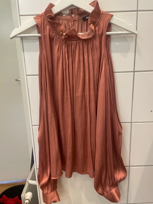 Blus  - Snygg blus med öppningar vid ärmarna. Har en bra skick och skön material 