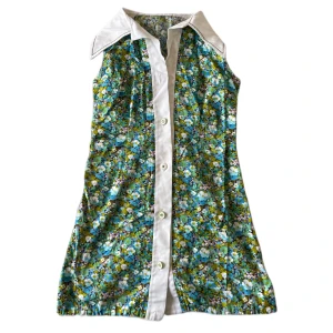 Retro klänning - Superhärlig retro klänning. Tyvärr saknas knappen längst upp mot kragen. 