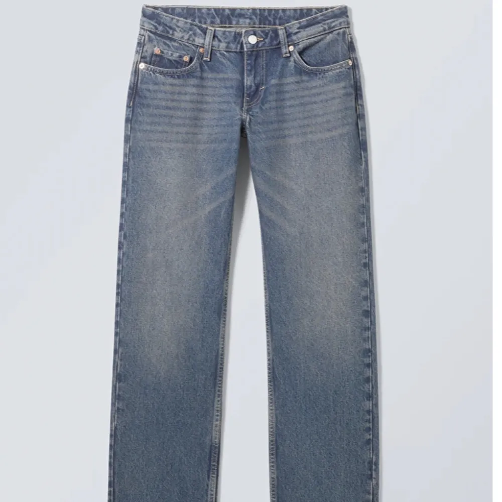 Säljer mina arrow low jeans från weekday eftersom att de aldrig kommer till användning. Ny skick. Jeans & Byxor.