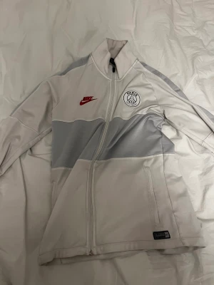 PSG tracktop - Hej säljer nu min PSG tracktop som jag fått för några jular sen. Modellen tillverkas inte längre men den är fortfarande vid bra skick.  8/10 lite slitningar men kan tas bort. Tveka inte om kontakt MVH