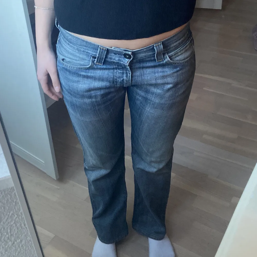 Så snygga jeans från Levi’s💕 De är i modellen 506, lite korta på mig som är 172 därav att jag säljer dem😊waist:31 och passar mig som har S/M i byxor. Jeans & Byxor.