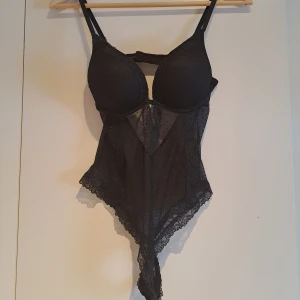 Body från HM storlek M - Endast använd utanpå underkläder. Provad 1 gång men passar inte mig. 