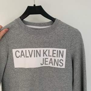 Grå Calvin Klein sweatshirt. Köpt i usa och fortfarande fint skick. Storleken är xs men den är stor i storleken och passar s och möjligtvis m 