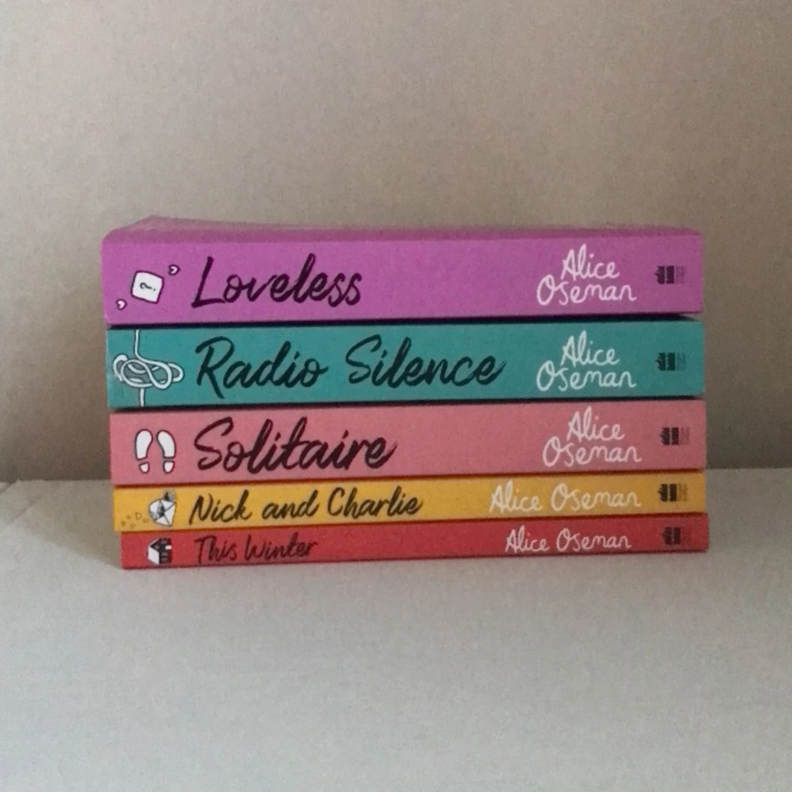 Alice Oseman böcker - Nyskick! - 90