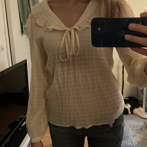 Vit blus - Säljer denna supersöta blus från vila! Kolla gärna min profil säljer fler blusar! Fri frakt på denna blus fram till 17 april!