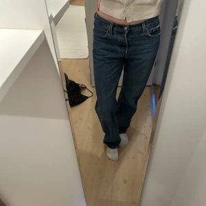 501 Levis jeans - Levis jeans stel w25 l32 sitter bra på mig som är 170!❣️ nyligen köpta för 1200