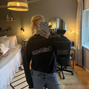 Blå sweatshirt  - Skitsnygg blå sweatshirt från Bulldozer!! Använd i ok skick