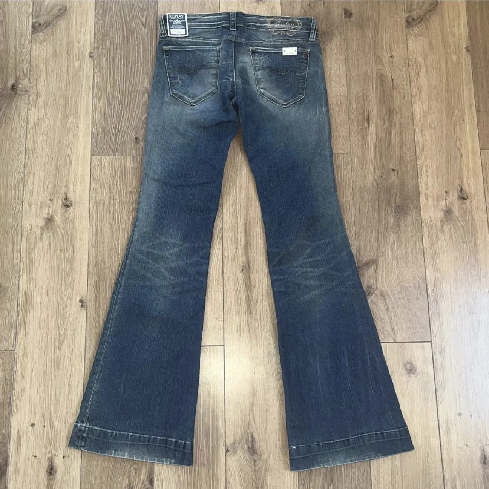 Lowaist Flare jeans som är aldrig använda med prislapparna kvar. Nypris: 1399. Säljer för dom är för stora för mig! Använd gärna köp nu❤️. Jeans & Byxor.