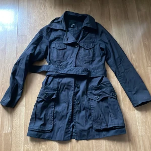 Trenchcoat - Trenchcoat från H&M. Fint använt skick.