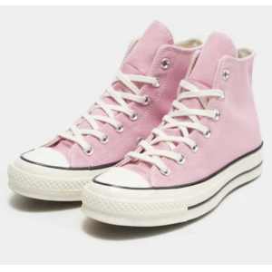 converse skor - begagnade ljusrosa converse  nypris 1000:-  vid intresse kan fler bilder skickas 