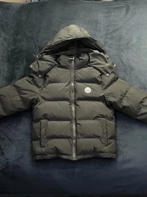 Trapstar jacka - Köpt förra vintern, legat i garderoben sen dess. Testad 1 gång, Helt ny, Digitalt kvitto finns, Tags medföljer, Möts upp i Gbg, frakt är tillgänligt såklart!  Köpare står för frakt, Ingen ångerrätt.