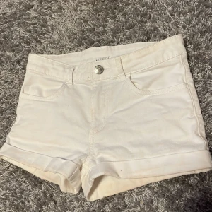 Vita jeans shorts  - Jätte fina på💘 perfekt nu till sommaren. Gylf
