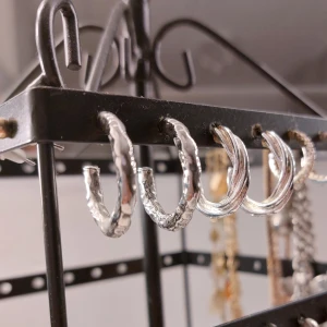 Örhängen - Två stycken silverhoops som inte längre kommer till användning, köpt från glitter men tror de är ute ur sortimentet.   15kr/st + frakt