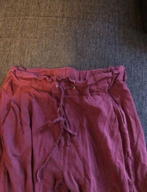 Mjukis byxor  - Mjukis byxor i storlek M. Är i bra skick vet inte vart dom kommer ifrån