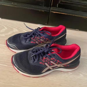 Löparskor - Säljes på grund av fel storlek. Provade vid ett fåtal gånger, men var för små. 