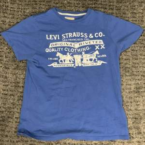 En blå Levis T-shirt storlek m
