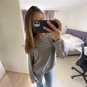 Grå Tjocktröja - Skön Grå tjocktröja med ett gulligt rött hjärta på sidan. Får ingen användning av den 💓