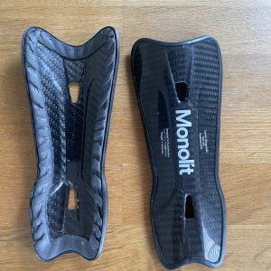 Benskydd  - Säljer Monolit Benskydd, oerhört köna och lätta, Nypris 750kr