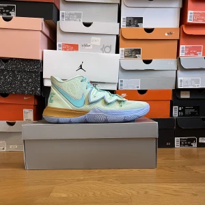Nike Spongebob Squarepants X Kyrie 5 Squidward - Nike Spongebob Squarepants x Kyrie 5 Squidward🐙🦋storlek 47.5! Använda enbart inomhus fåtal gånger och är i mycket bra skick! Skicka ett meddelande vid fler frågor/bilder