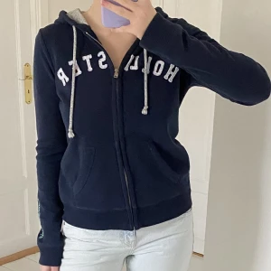 Hollister luvtröja  - Marinblå Hollister luvtröja i väldigt bra skick! Storlek M