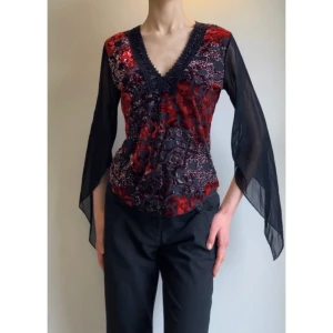 Topp med sammet och mesh - Topp med mönster i sammet på fram och baksida och ärmar i mesh. Använd några få gånger. Passar xs-m.❣️