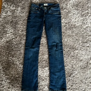 Lågmidjade jeans - Säljer dessa LTB jeans🤍de är lite bootcut🫶 mycket bra skick och inga defekter, passar bra för mig som är 170cm💗skriv för fler bilder eller intresse💗Nypris 600kr