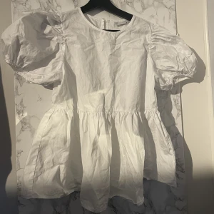 Jätte fin somrig blus🌷 - Säljer denna jätte fina och oanvända topp från ASOS. Säljer den då jag tyvärr inte har fått någon användning för den🤍