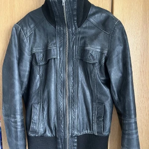 Skinnjacka - Svincool skinnjacka köpt secondhand men jag har aldrig använt. Står l men skulle säga xs/s. ”Dragskon” har gått av men dragkedjan funkar som den ska