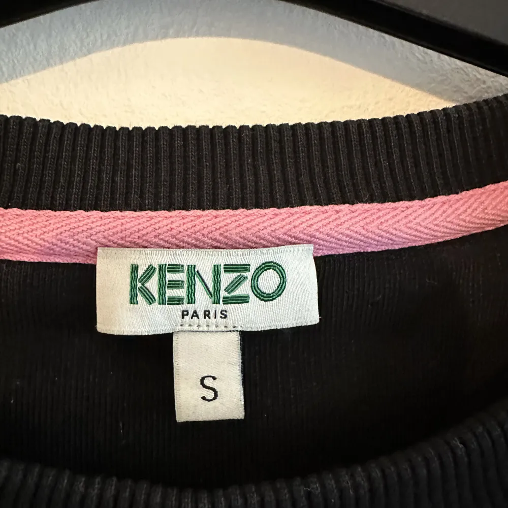 Sweater från det populära varumärket kenzo, använd men fortfarande i fint skick.. Tröjor & Koftor.