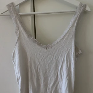 Vitt linne  - Fint vitt linne från pull and bear. Bra skicka förutom en liten fläck på ryggen, syns inte alls dock. Säljs pga att den är för stor för mig 💫💫
