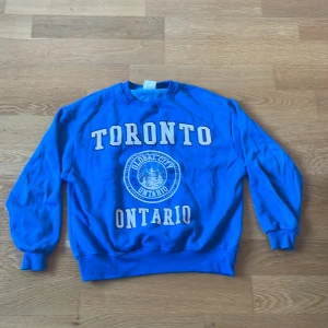 Blå tröja med tryck  - En blå tröja med tryck på framsidan. Använt någon gång och är i toppen skick. Är från pull and bear storlek S 