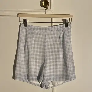 Rutiga shorts med sommarkänsla i storlek 34 (till 36)☀️